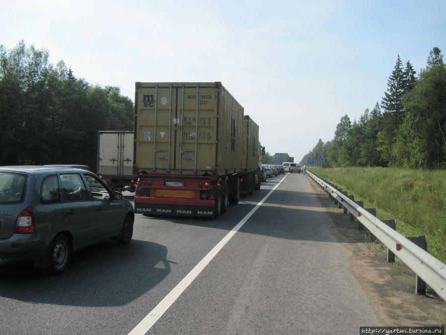 Направляемся в сторону Великого Новгорода. Пробки на трассе 