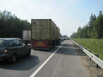 Направляемся в сторону Великого Новгорода. Пробки на трассе Россия в течение дня — не редкость.