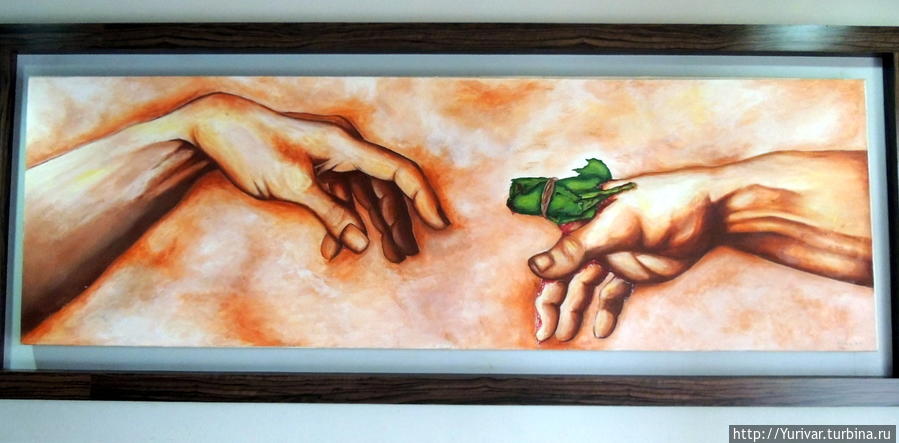 Картина в холле отеля. Отрубленный палец символизирует скорбь о потере близкого человека Вамена, Индонезия