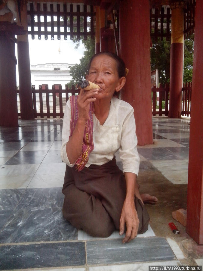 Бабулька показательно закурила большую сигару, я сначала подумал , что она веник подкуривает! Баган, Мьянма