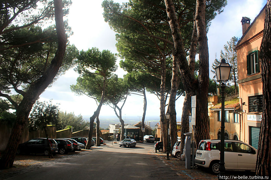 Парковка у замка. Парковка у замка.