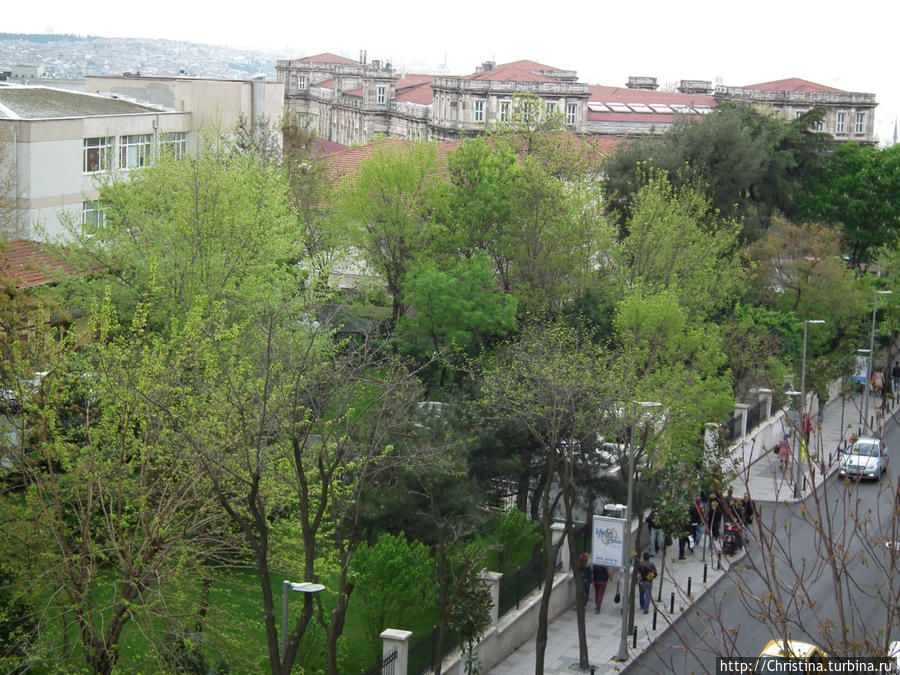 В номере был небольшой балкончик. Вот такой вид с нашего балкончика был утром. Стамбул, Турция