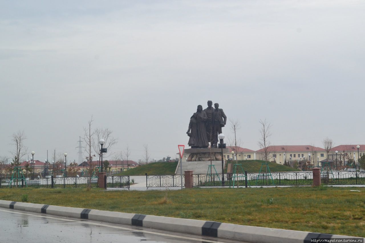 памятник узбекской семье / monument to Uzbek family
