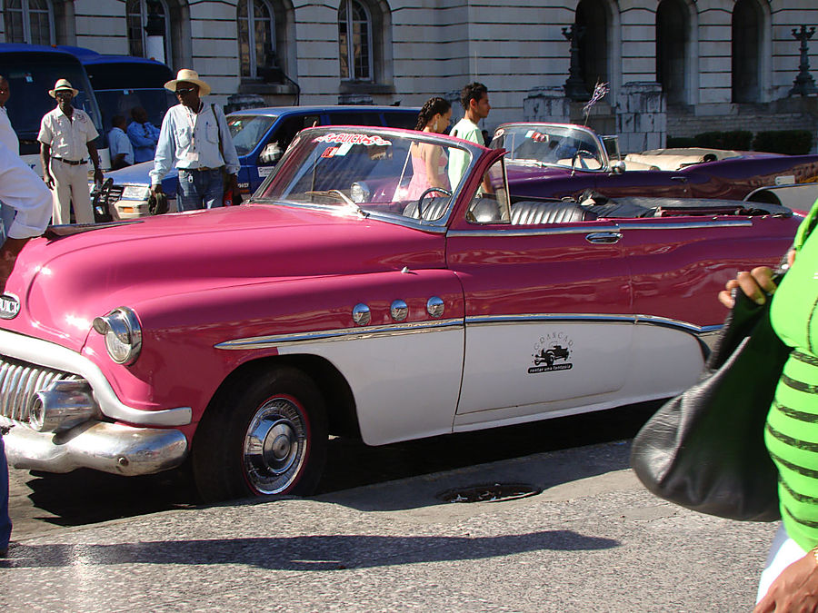 Ретро-автомобили острова Свободы Гавана, Куба Ретро-автомобили острова Свободы Гавана, Куба