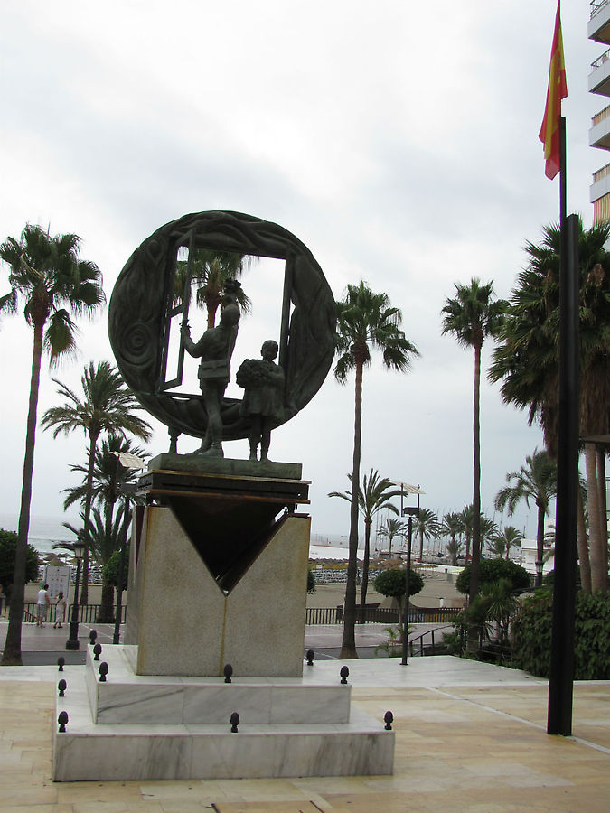 В конце бульвара расположен памятник Свободе слова работы мадридского мастера Эдуардо Сориано (Eduardo Soriano). Марбелья, Испания