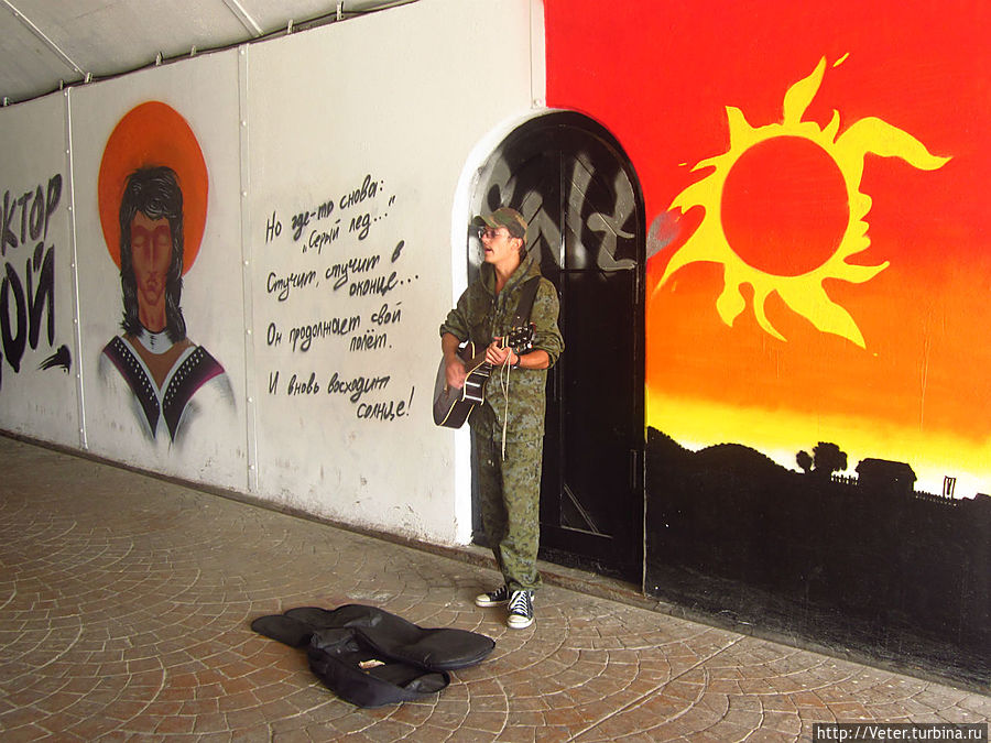 И, спустя несколько секунд, он вооружился гитарой. И, спустя несколько секунд, он вооружился гитарой.