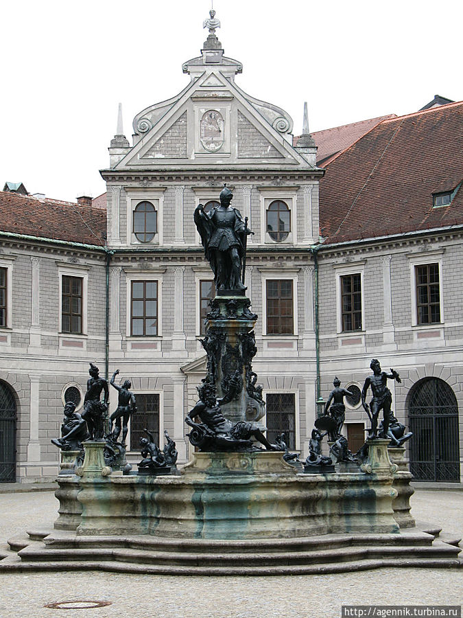 Фонтан во дворе Резиденции Фонтан во дворе Резиденции