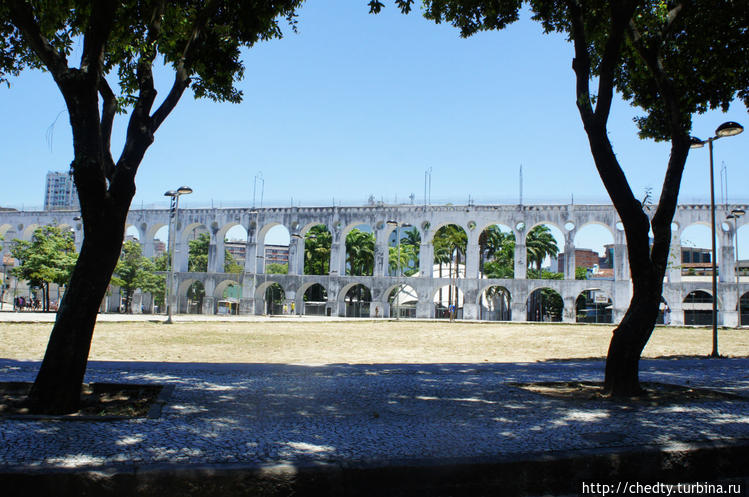 Акведук в молодом городе Акведук в молодом городе