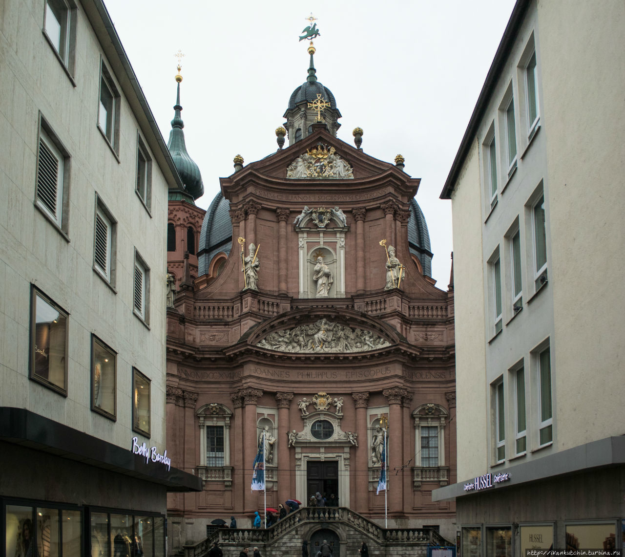 Церковь Ноймюнстер в створе переулка Вюрцбург, Германия
