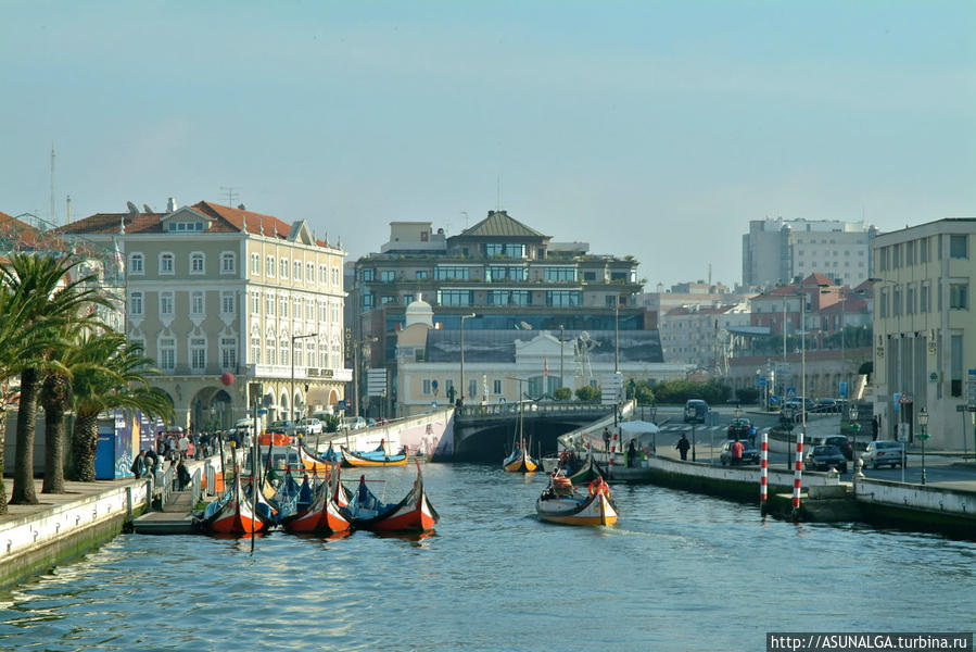 Авейру..Лагуны и расписные лодки..... Авейру, Португалия