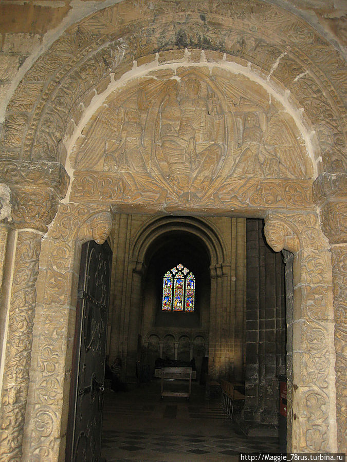 Резьба, выполненная в 1135 году, изображает Христа. Его правая рука поднята в благословении, а левая держит книгу с 7 печатями. На колоннах по краям дверного проема 