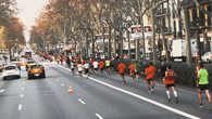 Утром в Барселоне занимаются пробежкой. На дорогах есть специальная полоса для них.