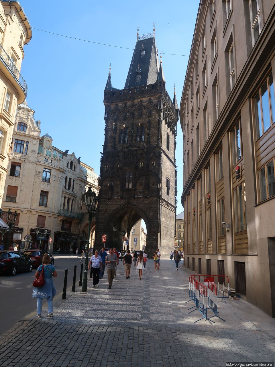 Пороховая башня (Пороховые ворота) — готическая башня в Праге, памятник архитектуры XV века. Находится на Площади Республики. От Пороховой башни поворачиваем на торговую улицу На Пршикопе. Прага, Чехия