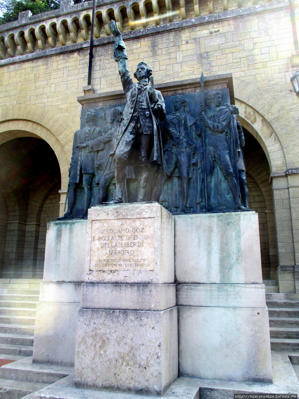 Памятник Джироламо Гоцци — капитану-регенту, руководителю восстания против войск кардинала Альберони, посягавших на независимость Сан Марино в 1739-40 годах. Сан-Марино, Сан-Марино