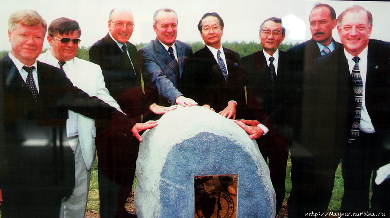 Закладка памятного знака на месте строительства завода СПГ. В центре фотографии губернатор Сахалинкой обл. Фахрутдинов И. П. 2002 год. Южно-Сахалинск, Россия Закладка памятного знака на месте строительства завода СПГ. В центре фотографии губернатор Сахалинкой обл. Фахрутдинов И. П. 2002 год. Южно-Сахалинск, Россия