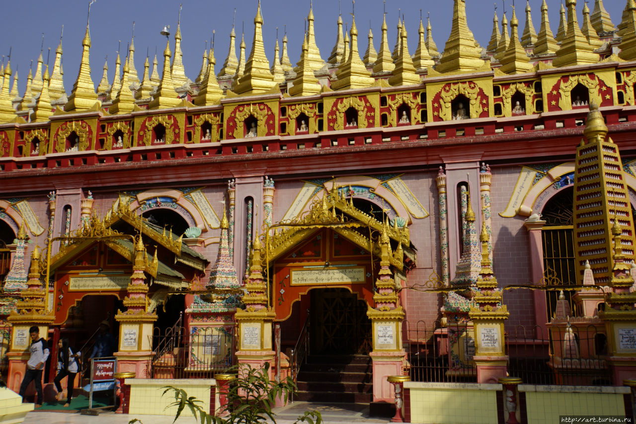 Этот яркий розово-золотой храм создает ощущение, что находишься в каком-то сказочном дворце. Монива, Мьянма