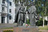 Памятник Петру и Февронии. Фотография сделана в этой же поездке в Архангельске, но очень подходит по теме