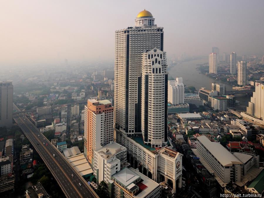 Lebua at State Tower Hotel в Бангкоке (фото из интернета) 
Вон там, в бассейне-лагуне на 10 этаже, я буду блаженствовать. Вон там, на 52 этаже (круглое окошко), я буду завтракать. Вон там, на 57 этаже я буду жить три банкогских дня. А вон там, на самом верху на 64 этаже, снимали 