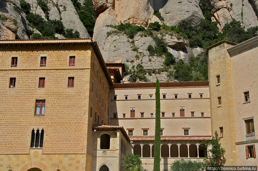 При всей его туристизмости или туристичности, монастырь действующий и в нем постоянно живут до 100 монахов — бенедиктинцев Монастырь Монтсеррат, Испания