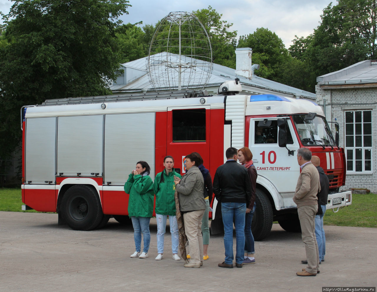 Группа поддержки немецкой труппы на фоне пожарной машины, которая, к счастью, так и не пригодилась. Санкт-Петербург, Россия