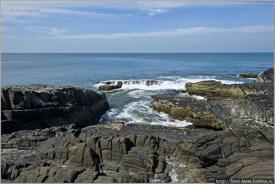 Довольно неприступное место выбрали португальцы для строительства форта. Сам форт — в следующей заметке...
* Довольно неприступное место выбрали португальцы для строительства форта. Сам форт — в следующей заметке...
*