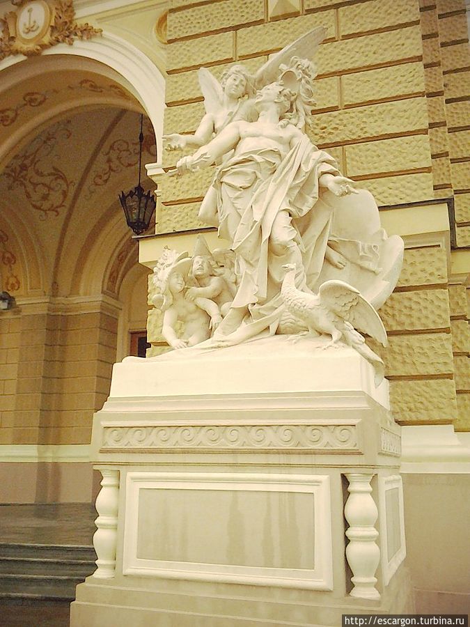 Витиеватая архитектура здания, обилие декоративных и лепных деталей отлично сохранились к настоящему времени и как нельзя лучше подходят к назначению театра Витиеватая архитектура здания, обилие декоративных и лепных деталей отлично сохранились к настоящему времени и как нельзя лучше подходят к назначению театра