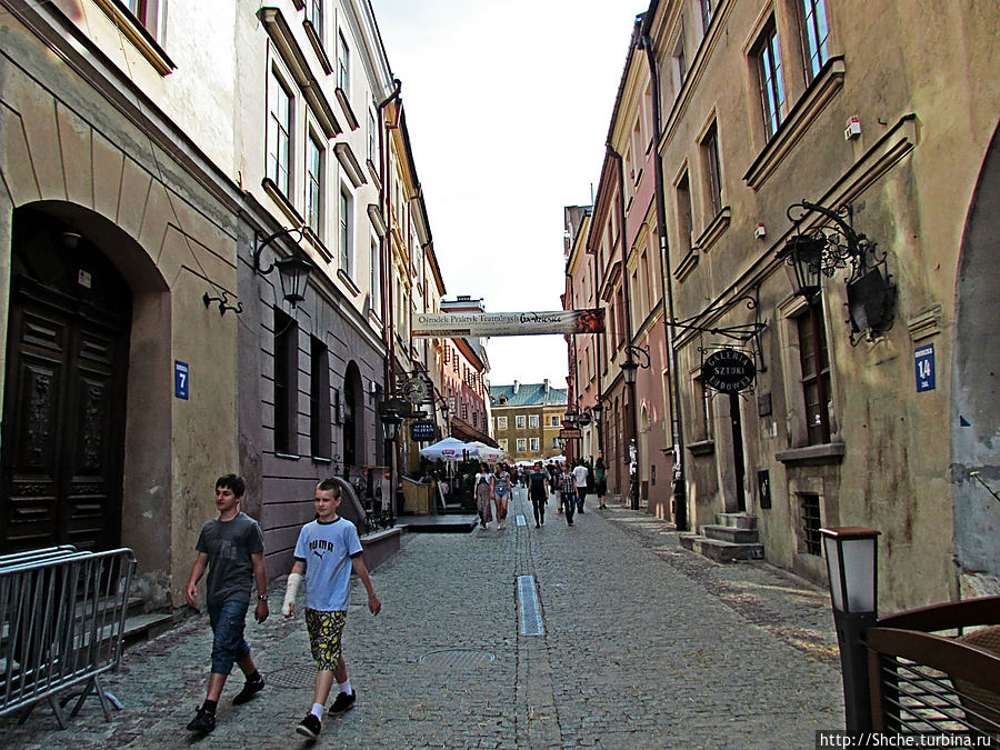 далее мы решили немного углубиться внутрь Старого города, и с центральной улицы свернули влево на Архидиаконскую Люблин, Польша