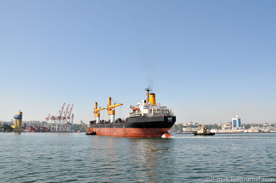 Вот какая важная работа у «Новатора» – заводить и пришвартовывать к одесским причалам такие громадные суда. Вот какая важная работа у «Новатора» – заводить и пришвартовывать к одесским причалам такие громадные суда.