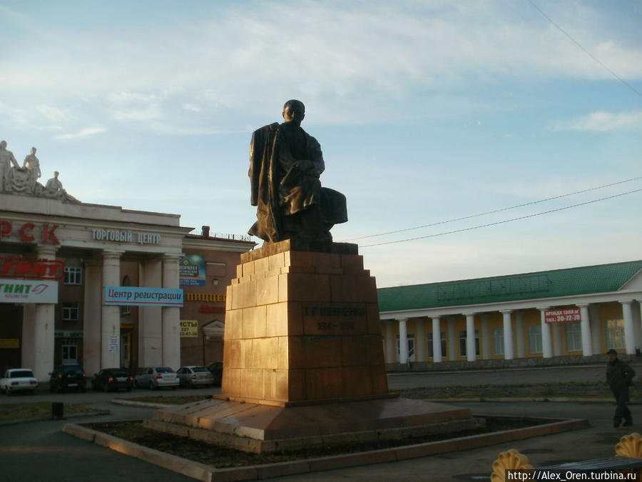 Памятник Шевченко. Поэт находился здесь в ссылке в 1847-48. Орск, Россия