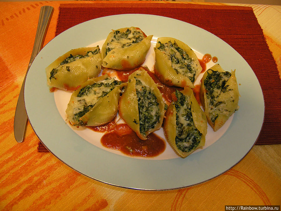 Итальянская паста — большие ракушки, фаршированые шпинатом и овечьим сыром, запеченые в томатном соусе Норт-Адамс, CША