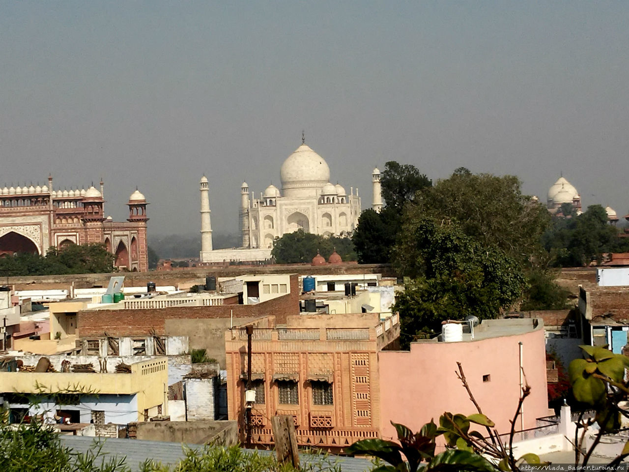 Вид на Taj Mahal с крыши кафе Агра, Индия