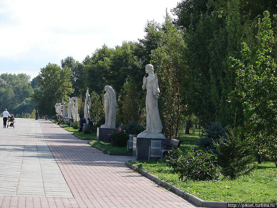 Променадная аллея вдоль пролива в нижнем ярусе набережной Киев, Украина