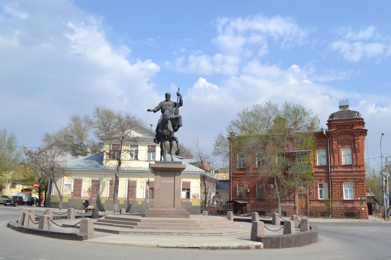 Памятник казахскому кюйши на астраханской земле