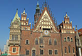 Архитектурной жемчужиной площади является здание Ратуши (1327-1504гг). Сейчас здесь размещается исторический музей Вроцлава.
