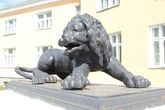 Крыльцо у входа в Минкульт  украшают львы, выплавленные на Александровском заводе.