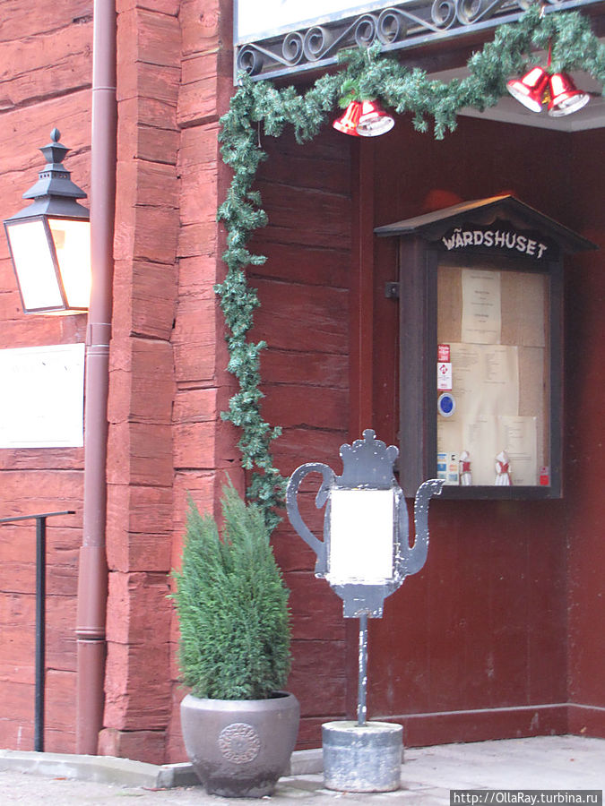 Крыльцо кафе Wardshus у входа в квартал — музей. Крыльцо кафе Wardshus у входа в квартал — музей.