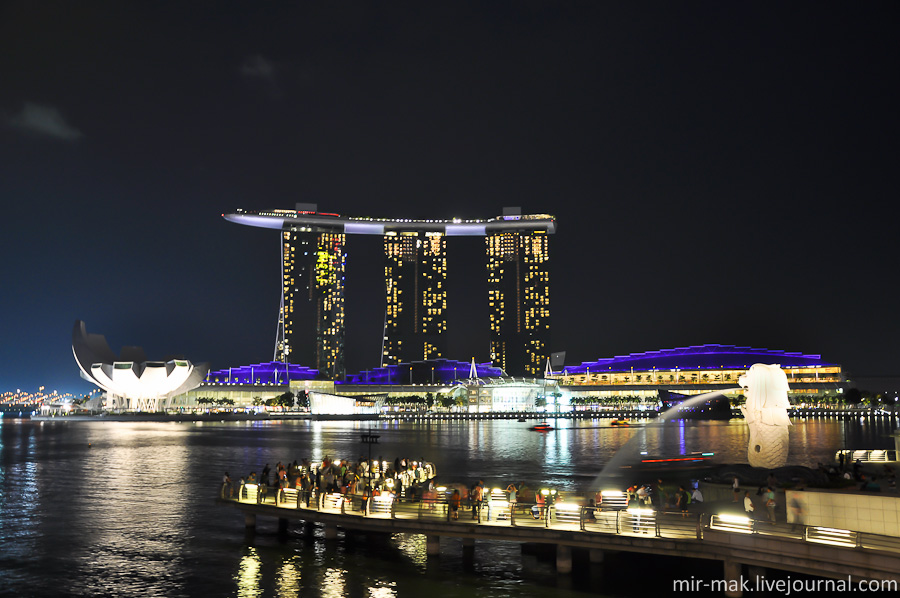 Вот примерно где-то так и выглядит сингапурский залив Marina Bay и все, что рядом с ним находится, в ночное время. Сингапур (город-государство)