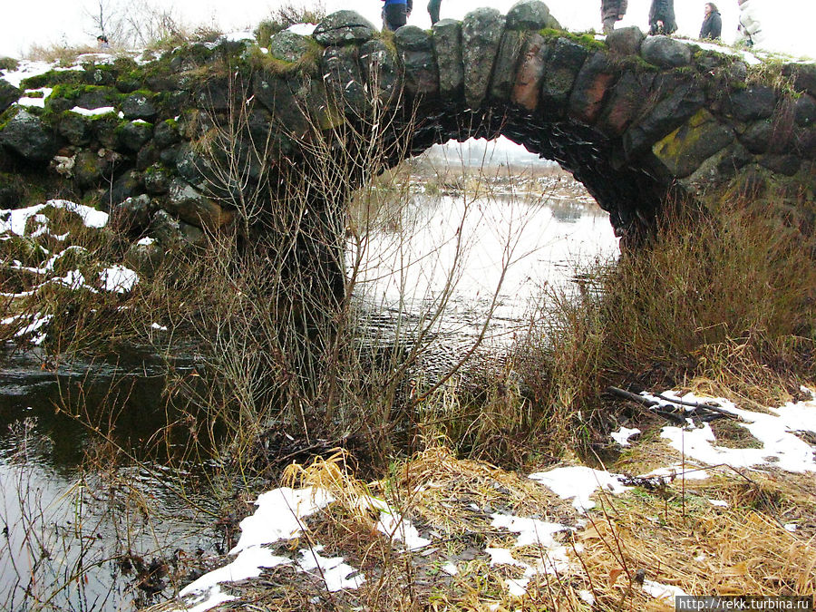 Камни ничем не скреплены, а он стоит. Строили его, отведя русло реки в сторону, затем насыпав гору песка, уложили валуны, а потом пустили реку в старое русло. Вода размыла песок, а мостик остался. Камни ничем не скреплены, а он стоит. Строили его, отведя русло реки в сторону, затем насыпав гору песка, уложили валуны, а потом пустили реку в старое русло. Вода размыла песок, а мостик остался.