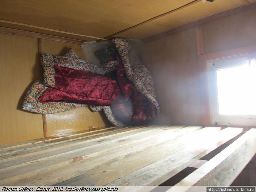 будка завалилась на бок в январе, подняли ее только в июне. матрац примерз к стенке будка завалилась на бок в январе, подняли ее только в июне. матрац примерз к стенке