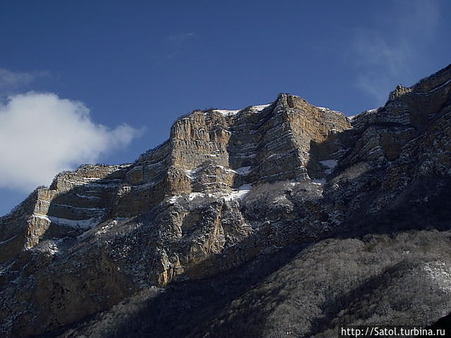 Скалистый хребет в ущелье Черека-Безенгийского.