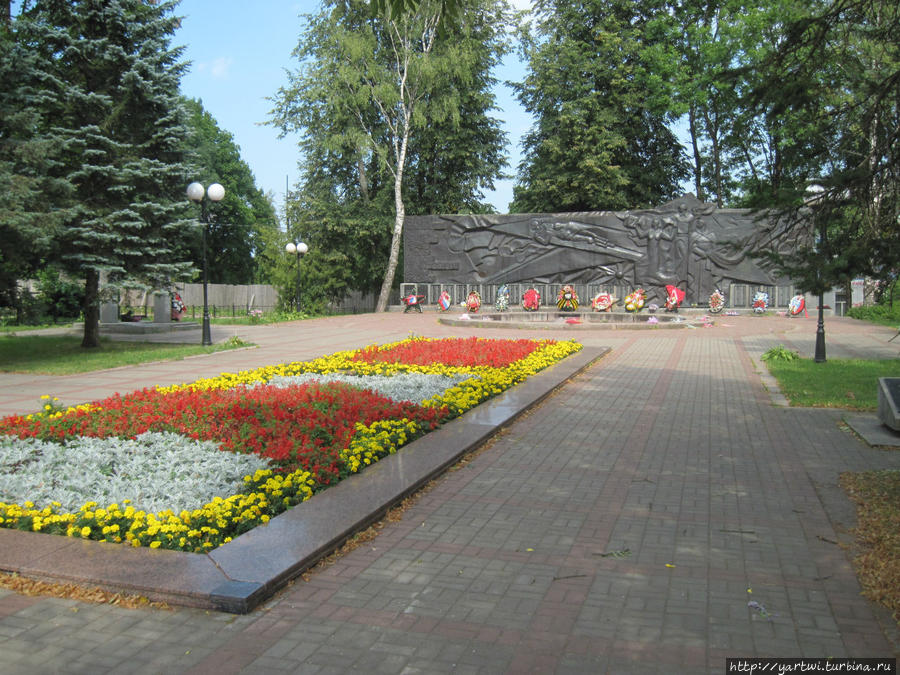 Рядом со Свято-Троицким собором расположен мемориал воинам Великой Отечественной войны.