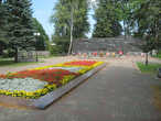 Рядом со Свято-Троицким собором расположен мемориал воинам Великой Отечественной войны.