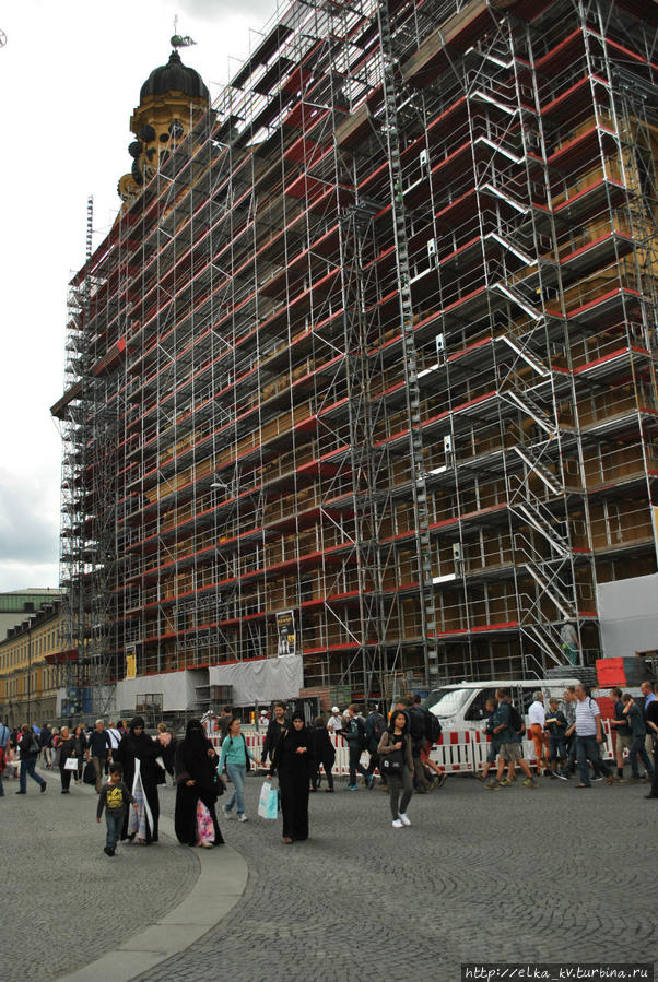 Театинеркирхе в лесах Мюнхен, Германия Театинеркирхе в лесах Мюнхен, Германия