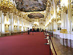 Большая галерея — место балов, приемов и праздничных банкетов. Огромный зал, длиной около 40 метров, оформленный в стиле рококо, был идеальным местом для проведения придворных празднеств.