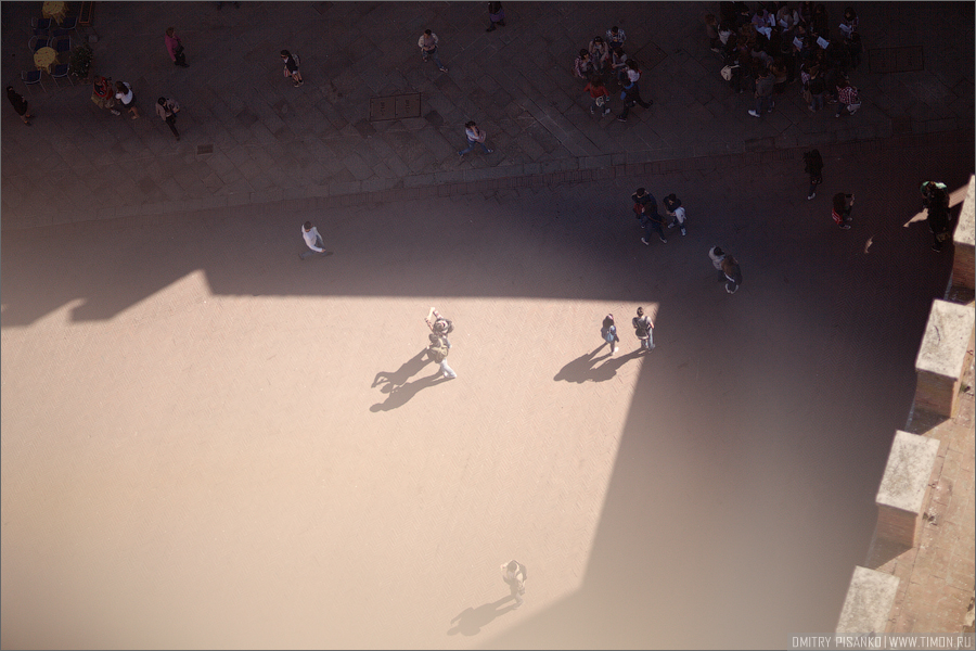 Дальше меня коварным обманом убедили подняться на башню, с которой видно Дальше меня коварным обманом убедили подняться на башню, с которой видно