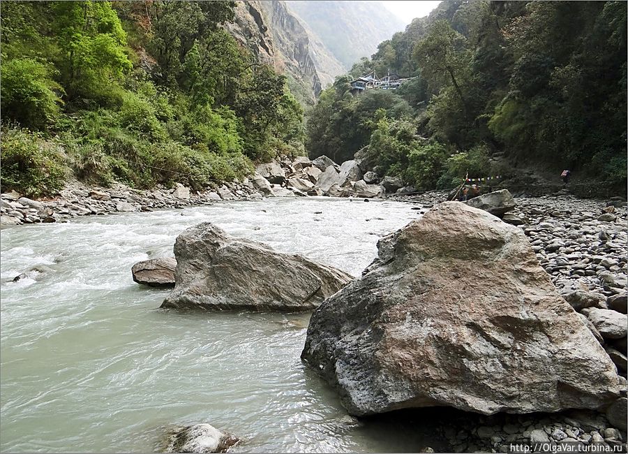 Поначалу путь проходит по узкому ущелью вдоль речки Лангтанг-Кхола. Лангтанг, Непал