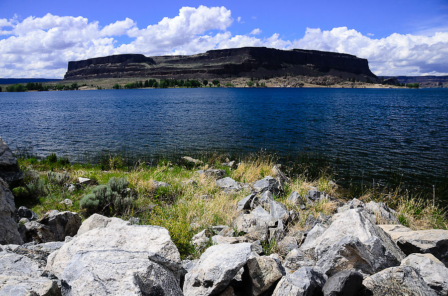 Steamboat rock — огромная скала посреди озера Банкс. Steamboat rock — огромная скала посреди озера Банкс.