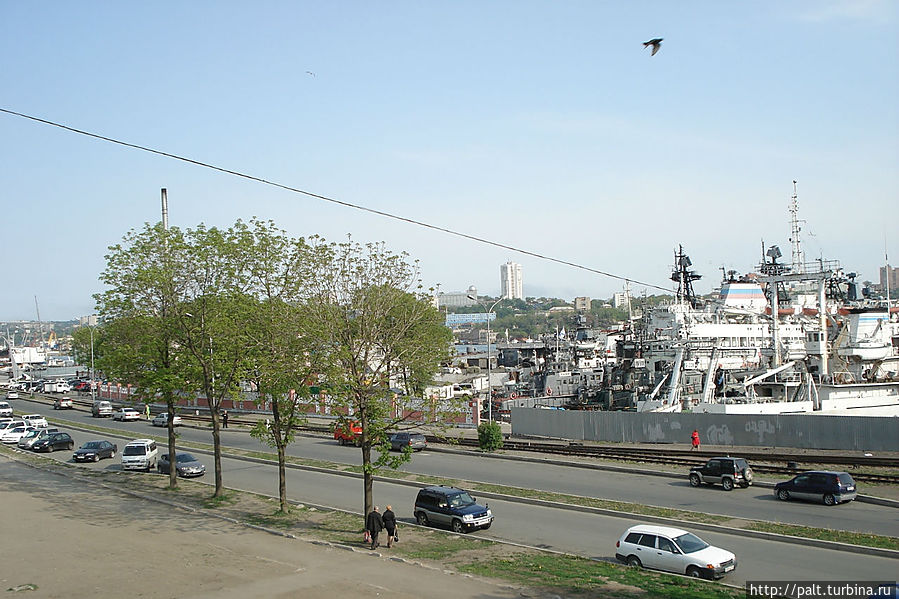 Автомобили и корабли — без них немыслим наш город. Автомобили и корабли — без них немыслим наш город.