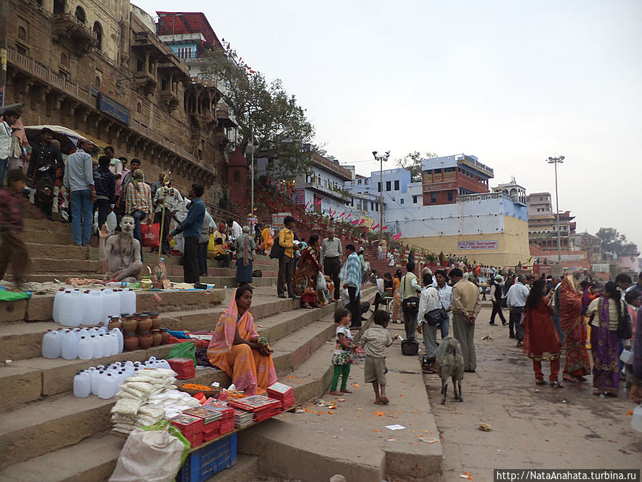 Народ собирается на арати Варанаси, Индия