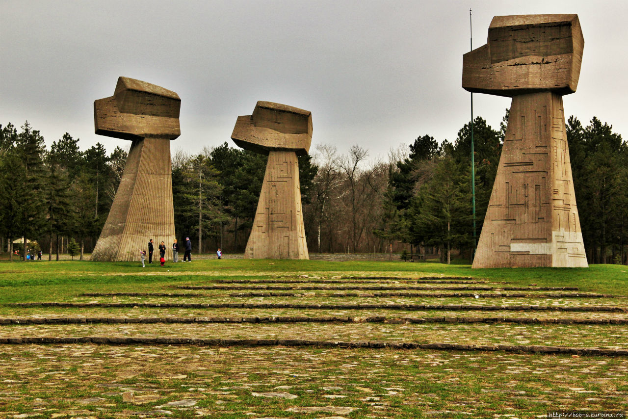 Парк Бубань. На этом месте, фашисты расстреляли более десяти тысяч человек. В память этого события установили этот монумент Ниш, Сербия